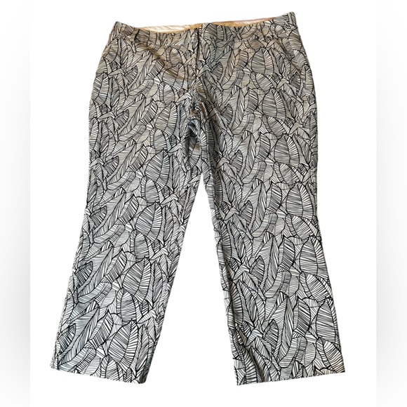 St.Tropez West Black and White Leaf Patterned Capri Pants - Picture 2 of 9